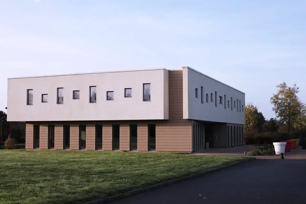 Vue extérieure du batiment de WEST ACADEMY dans la zone d'activité du Bois de la Noue à Saint Etienne de Montluc